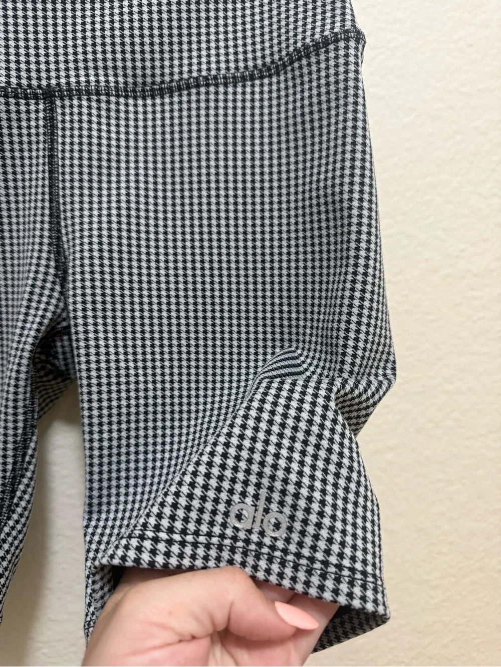 Alo Yoga 7” High-Waist Micro Houndstooth Biker Shorts Black White Size M